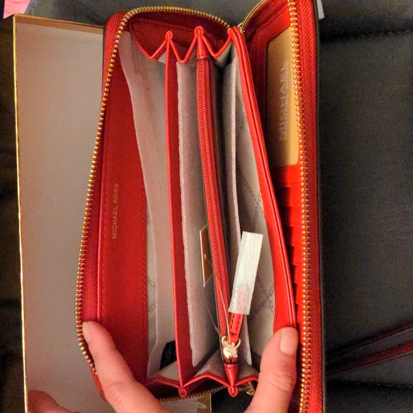 Michael Kors Signature Red Zip Wallet - Picture 5 of 6